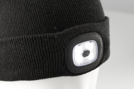 Czapka zimowa z latarką ładowana USB LED czarna Hoegert OTTO