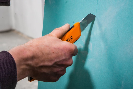 Nóż z ostrzem wymiennym 18mm gumowe wykończenie 63-060