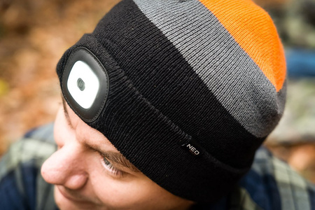 Czapka akrylowa z latarką dioda LED ładowanie przez USB NEO TOOLS 81-631