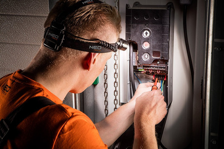 Latarka czołowa 250 LUM NEO 99-201