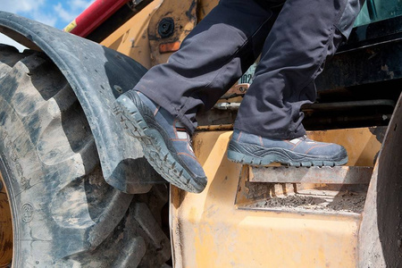 Buty robocze trzewiki zamszowe ochronne antyelektrostatyczne antypoślizgowe antyprzebiciowe stalowy podnosek S1P SRC NEO Tools 82-04